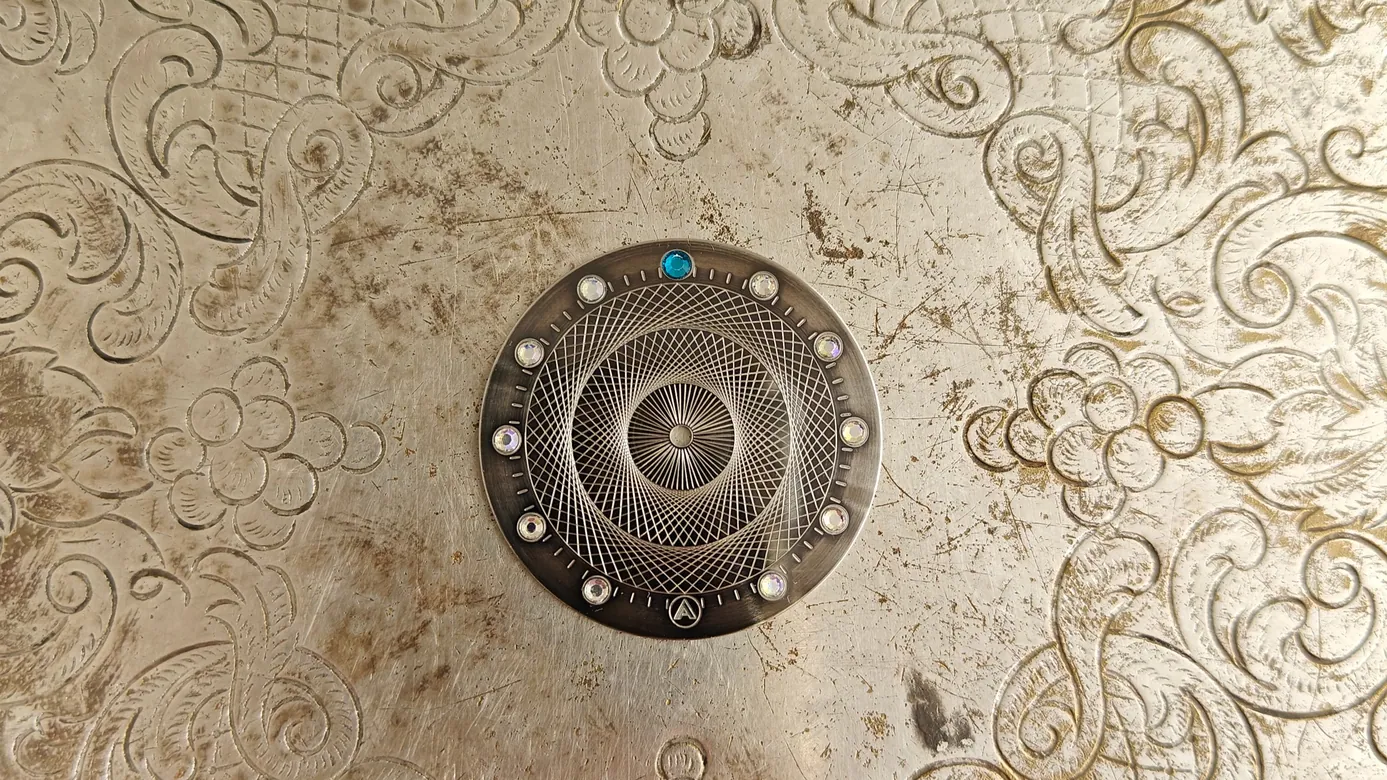 A-Guilloché v4: by Đức Đảm Đang