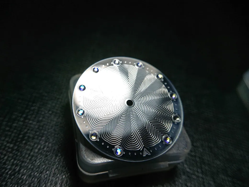 A-Guilloché v2: AndoAndoAndo x Đức Đảm Đang