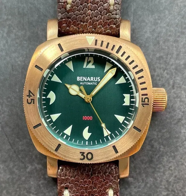 Moray 38 bronze brushed teal C3 lume