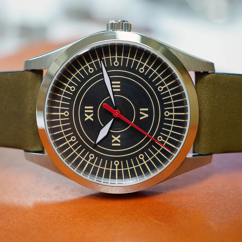 Intaglio 39 Classic: “Super 60” Brass & Carbon Black Dial