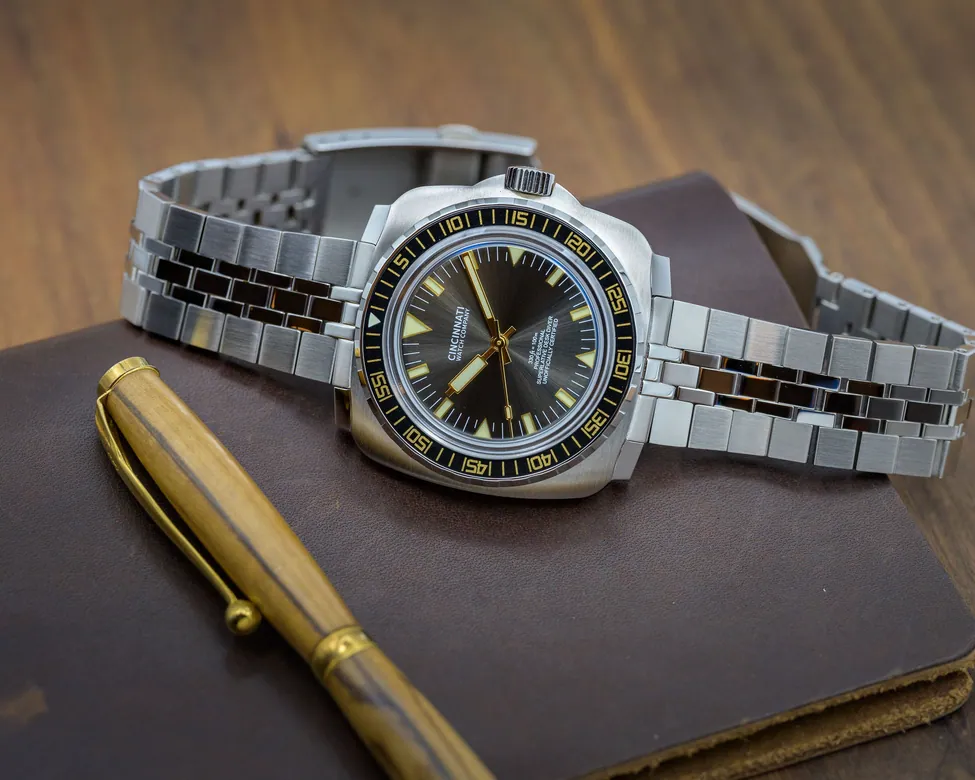 Desk Diver - Professional Black &amp; Gold