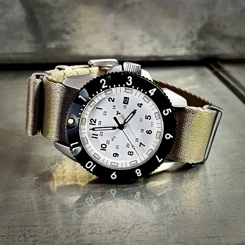 Enoksen TACTIC E09/AQ ◇ Swiss Quartz Tactical - White Edition 42mm