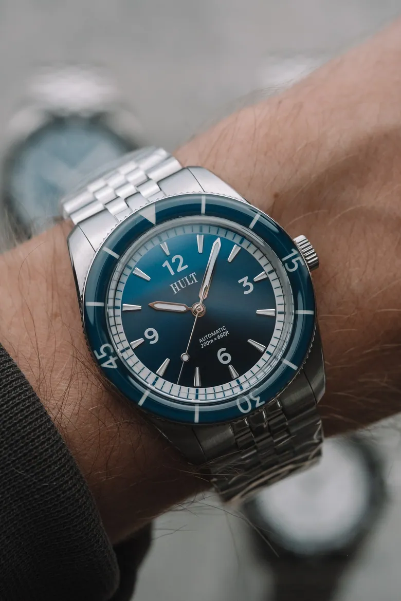 Aquatique - Marine Blue: A 37mm vintage-inspired Diver Watch - Automatic Movement