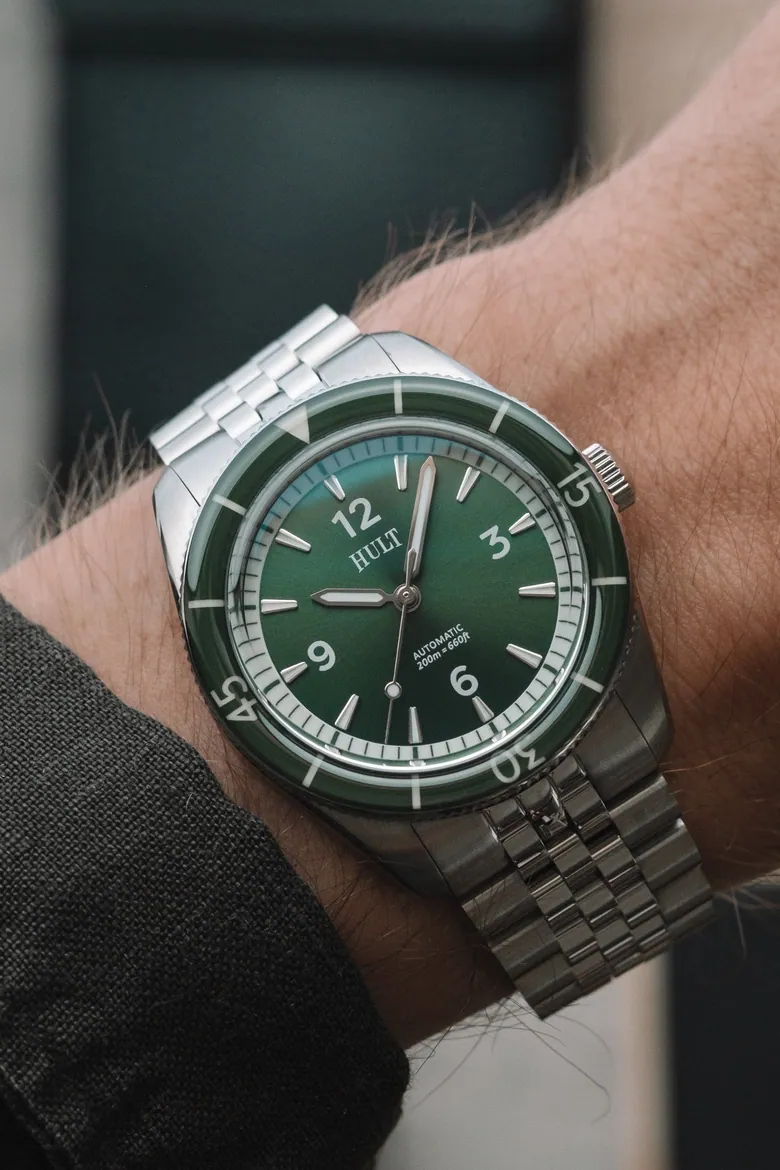 Aquatique - Forest Green: A 37mm vintage-inspired Diver Watch - Automatic Movement