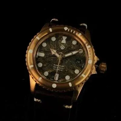 Swiss-Made Bronze PEARL DIVER — Phoenix (BGW9 Grade A ef, Date) – 40 mm, 200 m