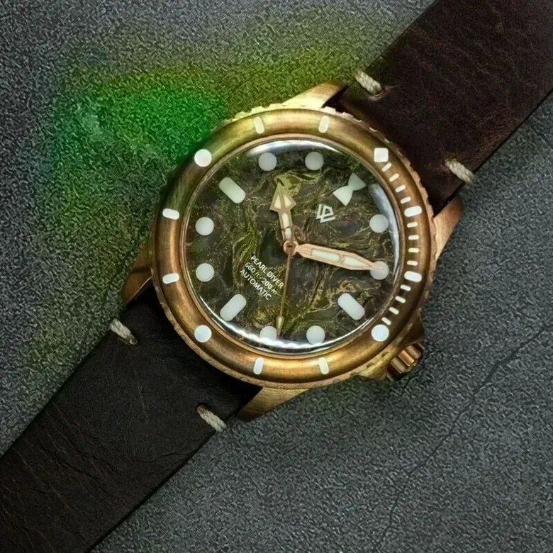Swiss-Made Bronze PEARL DIVER — Phoenix (BGW9 Grade A ef, No-date) – 40 mm, 200 m