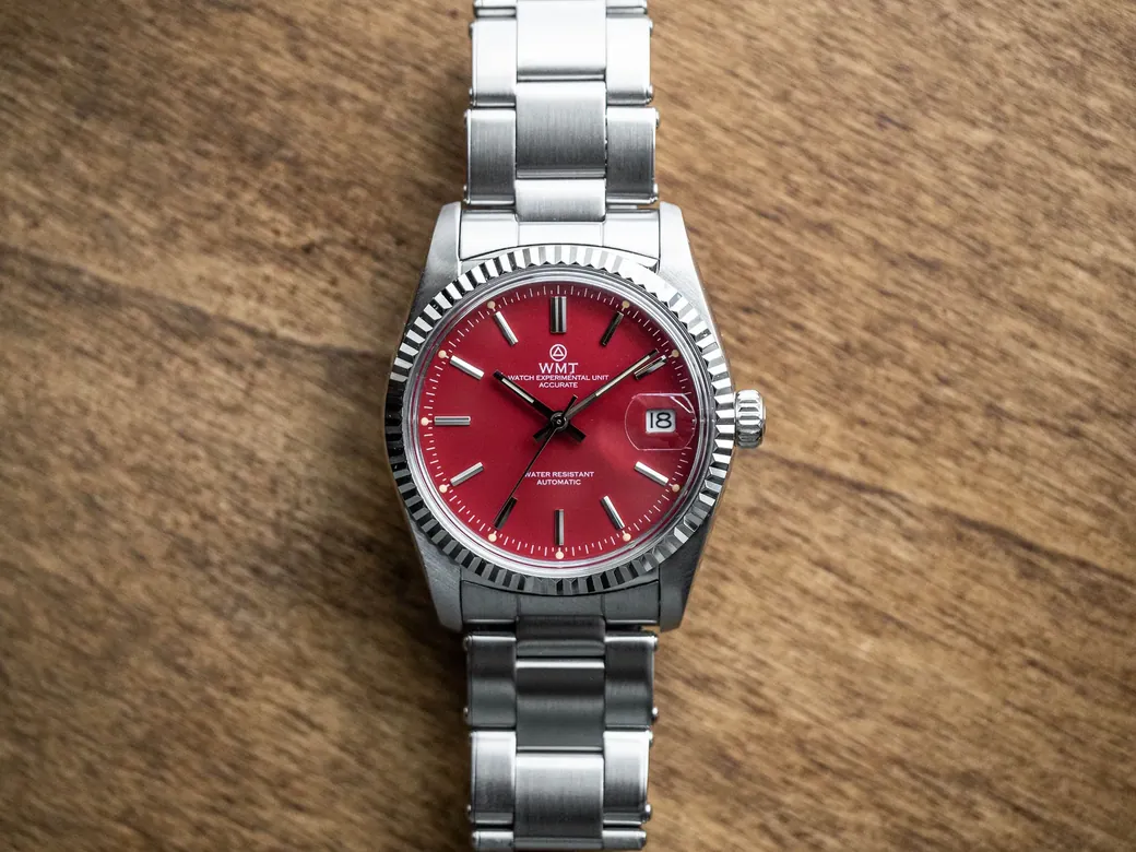 Cabochon – Glossy Red Dial