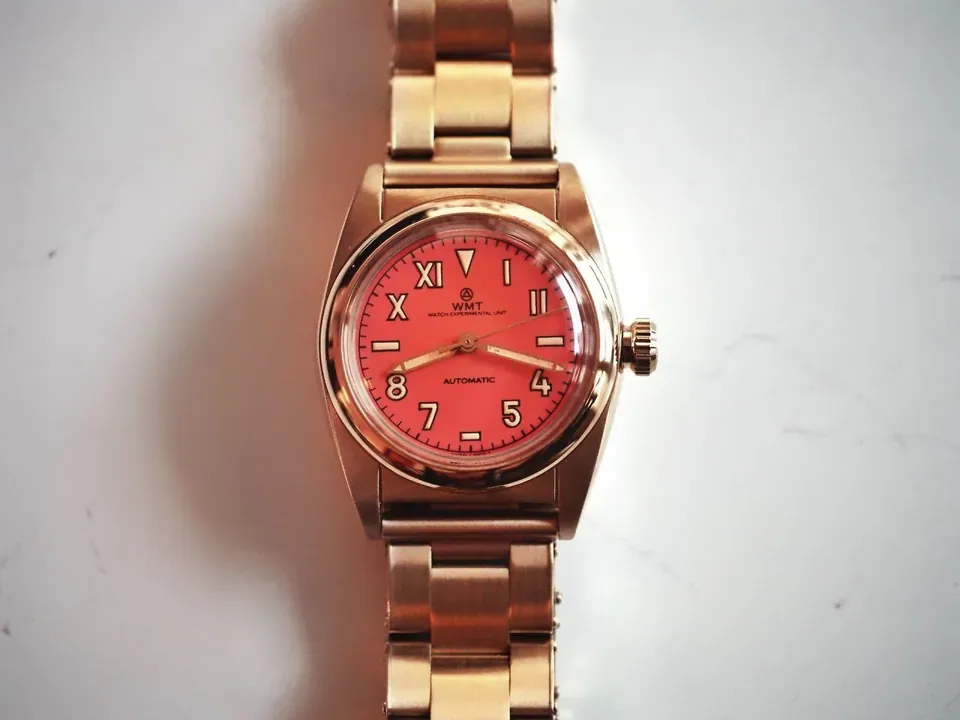 W15 – 9912 / Aged / Coral Red Dial / Metal Bracelet